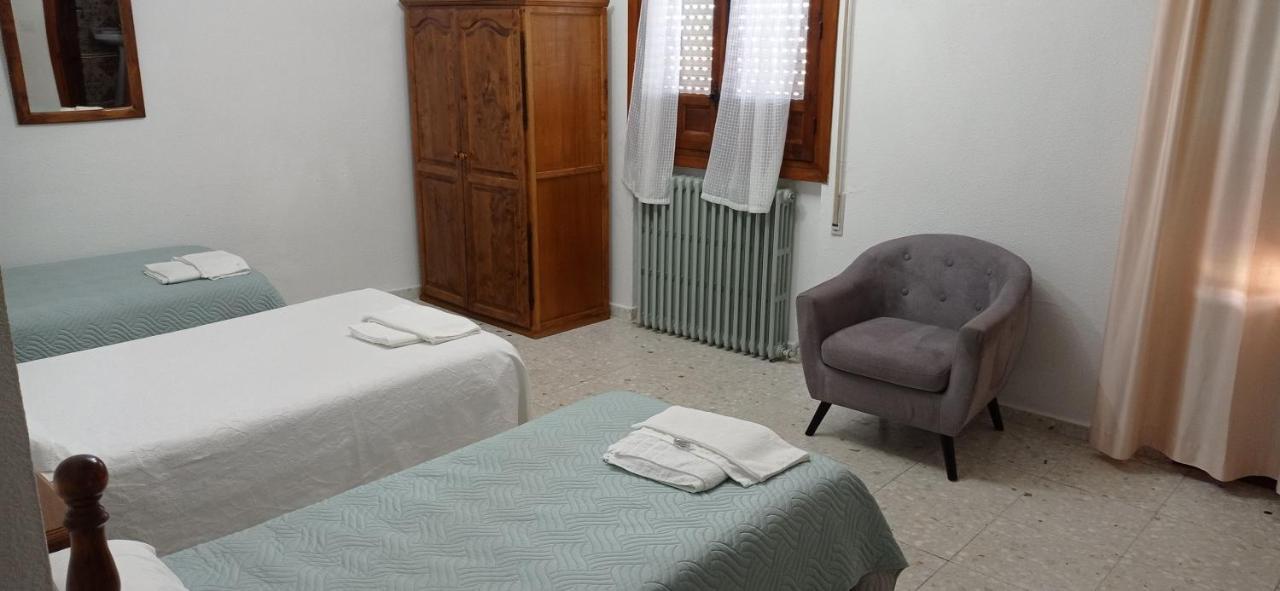 Hostal Gran Capitan Bargas Exteriör bild