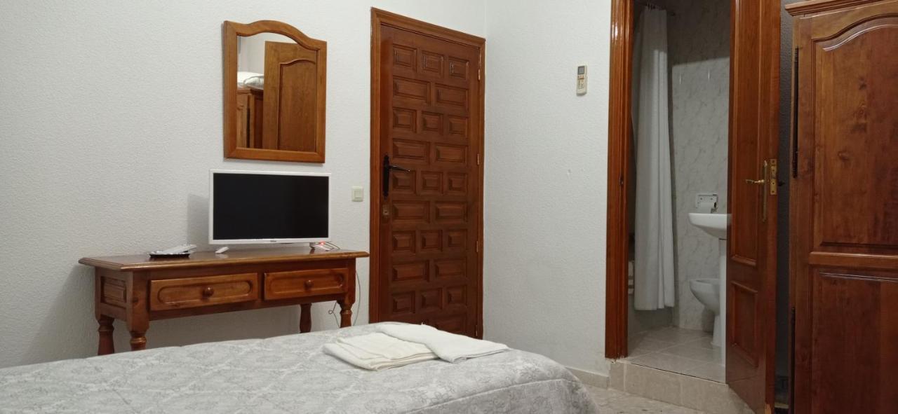 Hostal Gran Capitan Bargas Exteriör bild